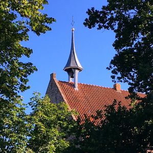 Dorf Visquard Kirchstrsse Kirche Turmhahn 2
