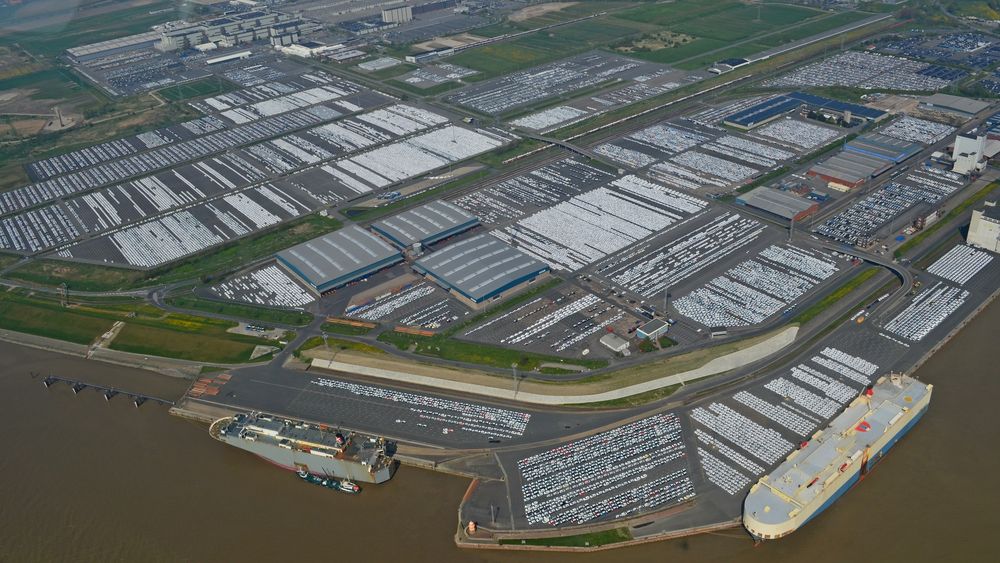 Emden Hafen 2 Autotrasporter Luftaufnahme