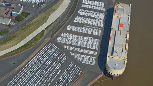 Emden Hafen Autotrasporter Luftaufnahme