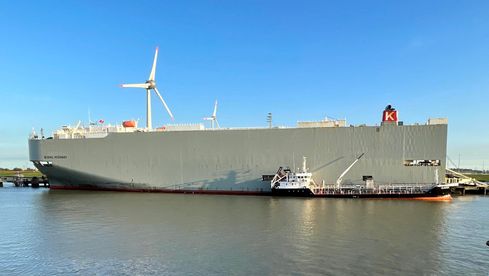 Emden Hafen Autotransporter